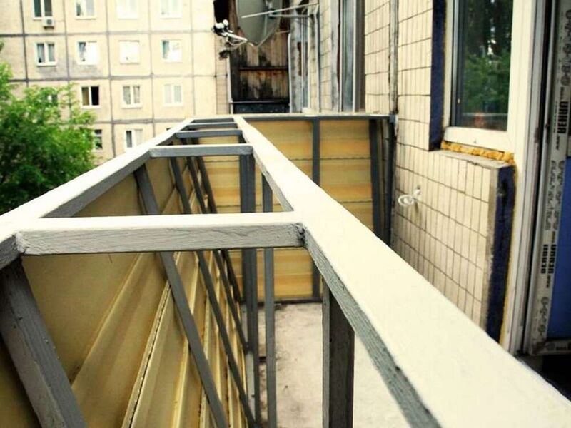 Обшивка лоджий и балконов сайдингом снаружи - фото 98